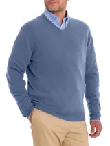 Sweater azul de cashmere con cuello en V y borde en contraste.