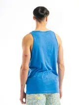 Musculosa lisa color blanco, de corte clásico y cuello redondo.