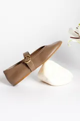 Ballerinas negras de cuero con tira sobre el empeine y hebilla dorada.