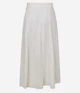 Pollera midi de corte evasé confeccionada en sarga de algodón blanco. Presenta un diseño con recortes verticales y nesgas que aportan volumen en el ruedo, cintura ajustada y largo por debajo de la rodilla.