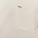Remera Wrangler de hombre color blanco vintage, de corte recto, manga corta y cuello redondo. Cuenta con un bolsillo en el pecho con el logo de la marca bordado.