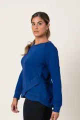 Buzo de algodón color azul con detalle de volado cruzado en la parte inferior.