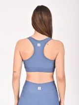 Top deportivo negro con escote redondo y abertura en el centro del pecho.