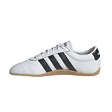 Championes Adidas Grand Court Lo blancos con las tres tiras negras y suela de goma color caramelo.