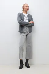 Pantalón jean gris claro, corte culotte, tiro alto y ruedo desflecado.