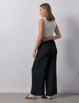 Pantalón negro de pierna ancha, marca Ninety. Con pretina ancha y elastizada.
