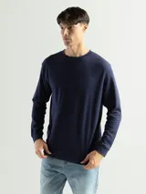 Remera negra de manga larga con cuello redondo, confeccionada en tejido mini piqué de algodón.