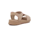 Sandalia elastizada color almendra, con suela baja y diseño confortable.