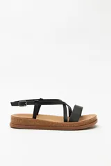 Sandalias negras con tiras cruzadas y hebilla ajustable, suela de corcho y plataforma.