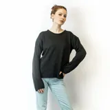 Sweater tejido negro de corte clásico, con cuello redondo y mangas largas.