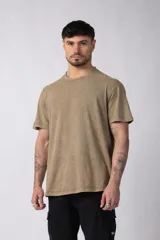 Remera color arena con cuello redondo y mangas cortas, de corte semi oversize y acabado gastado.