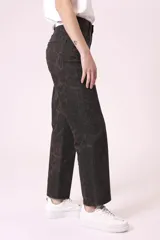 Conjunto de jean con estampado animal print color marrón y negro, compuesto por chaqueta corta con bolsillos y pantalón de corte recto.