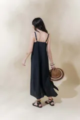 Vestido largo color crudo con rayas verticales finas, breteles finos regulables, escote recto con bordado artesanal y tajos laterales.