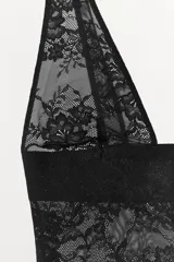 Body negro de encaje con escote en V y breteles anchos.