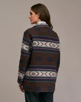 Chaqueta marrón con estampado geométrico, cierre de un botón y bolsillos de parche.