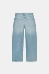 Jeans de tiro medio, estilo balloon baggy, color gris oscuro lavado. Presenta pierna muy ancha y largo completo, con aberturas sutiles en los bajos.