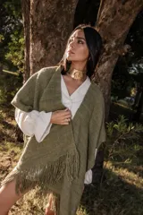 Ruana de lana merino color verde seco, con tejido suave y flecos en el borde.