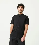 Camisa negra de algodón con corte slim, cuello mao, manga corta y abotonadura frontal.