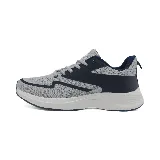 Zapatillas deportivas acordonadas color beige con detalles en negro y suela blanca.