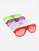 Lentes de cotillón con diseño de persiana horizontal, de plástico transparente en colores rojo, blanco, violeta y verde.