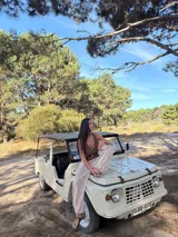 Pantalón de tejido de punto abierto color crudo, con cintura elástica y cordón ajustable.