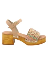 Sandalias con plataforma de madera y capellada tejida multicolor.