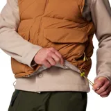 Chaleco puffer reversible color marrón con relleno de plumón. Un lado es liso con bolsillos con solapa y logo de Columbia bordado en el pecho. El otro lado es liso con bolsillos laterales y logo de Columbia bordado en el pecho.