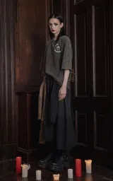 Remera negra de corte oversize con estampado sublimado en la espalda con diseño de tarot.