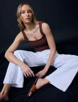 Pantalón de jean blanco de pierna ancha, tiro alto, pretina con pasadores, botón y cierre. Delantera y trasera con bolsillos.