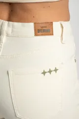 Pantalón de jean color crudo, corte recto, tiro medio, confeccionado en algodón peinado con elastano.