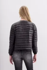 Campera corta negra de nylon rellena con pluma, corte holgado, cuello redondo y bolsillos con cierre.