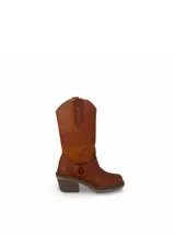 Bota de cuero color marrón, estilo biker, con caña media, hebilla decorativa y taco bajo.