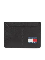 Tarjetero compacto de cuero con acabado granulado en color negro. Presenta múltiples ranuras exteriores para tarjetas y el parche distintivo de Tommy Jeans en el frente.