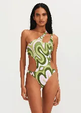 Traje de baño enterizo marca Triya, con estampado abstracto en tonos verde, rosa y blanco. Diseño asimétrico de un solo hombro y aberturas laterales.