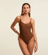 Malla enteriza marrón con breteles finos y escote redondo.