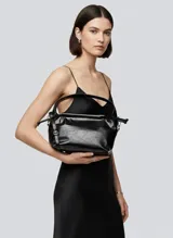 Bolso de hombro negro con efecto cuero, diseño fruncido en la parte superior y correa ajustable.