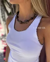 Conjunto de collares de cuentas de diferentes colores y materiales, incluyendo cuentas de piedra, madera y cristal. Los collares tienen cadenas doradas y etiquetas blancas con la marca "MANDRA".