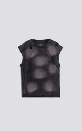 Remera negra sin mangas con efecto gastado y roturas en los hombros.