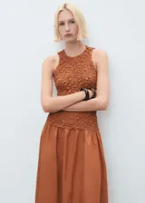 Vestido midi color marrón con textura, cuello Perkins y espalda descubierta.
