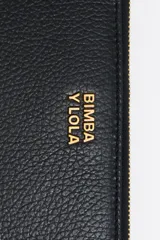 Billetera roja con exterior de piel y estructura rígida. Incluye cierre con cremallera, tirador de cordón, bolsillo interior con cierre de cremallera y logo grabado.