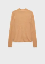 Jersey de punto fino color tostado, con cuello perkins y diseño entallado.