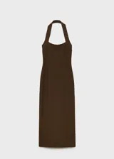 Vestido midi marrón de corte recto con escote halter y tirantes anchos.