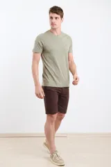 Remera manga corta color verde con logo pequeño en el pecho.