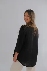 Blusa negra de lino con cuello camisero, manga 3/4 y un botón.