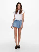 Short pollera de jean celeste con efecto lavado y detalles rotos.