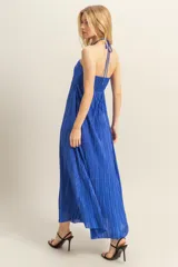 Vestido midi negro con textura plisada, escote halter y corte holgado.