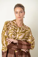 Camisa italiana con estampado de cebra y guarda esfumada en el bajo, de calce holgado.