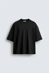 Camiseta negra de corte cuadrado (boxy fit), cuello redondo y mangas cortas. Detalle de costuras en delantero y espalda.
