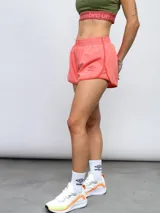 Short deportivo gris con ribetes celestes en ruedo y cintura.