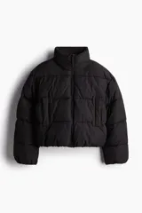 Campera puffer corta negra en tejido guateado con cuello elevado y cierre. Bolsillos insertados adelante y elástico oculto en puños y bajo. Forrada.